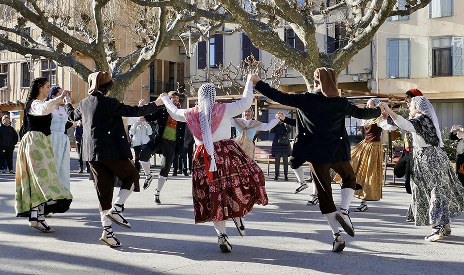 Balls populars amb l’Esbart Sant Jordi de Badalona